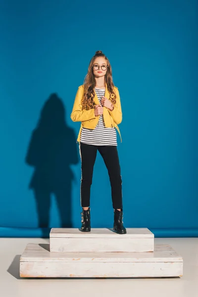 Fille élégante en veste en cuir — Photo de stock