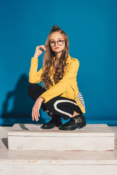 Fille élégante en veste en cuir — Photo de stock