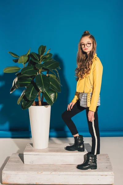 Chica con estilo en chaqueta de cuero - foto de stock