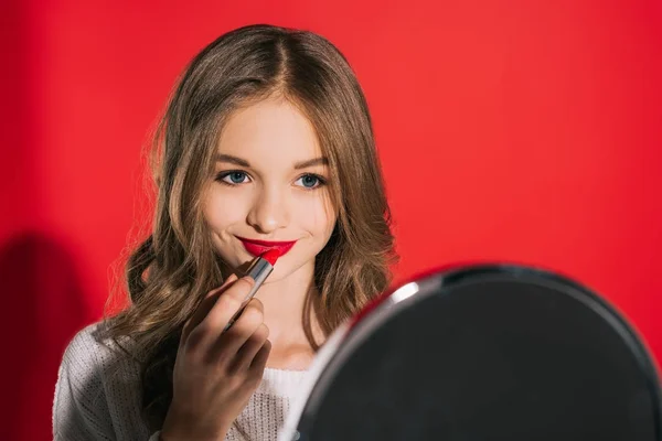 Adolescente chica aplicando maquillaje - foto de stock