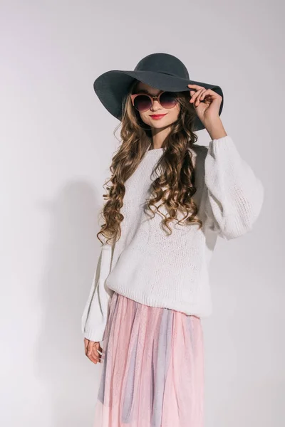 Menina adolescente em chapéu e óculos de sol — Fotografia de Stock