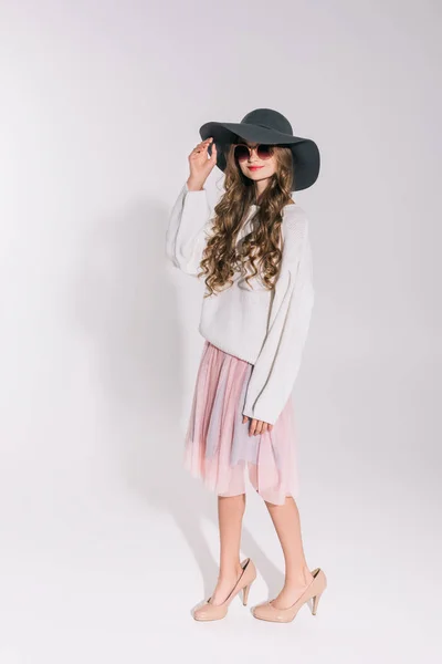 Adolescent fille dans chapeau et lunettes de soleil — Photo de stock