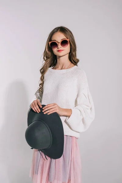 Девушка в солнечных очках в шляпе — стоковое фото