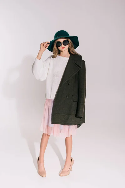 Adolescent fille dans chapeau et manteau — Photo de stock