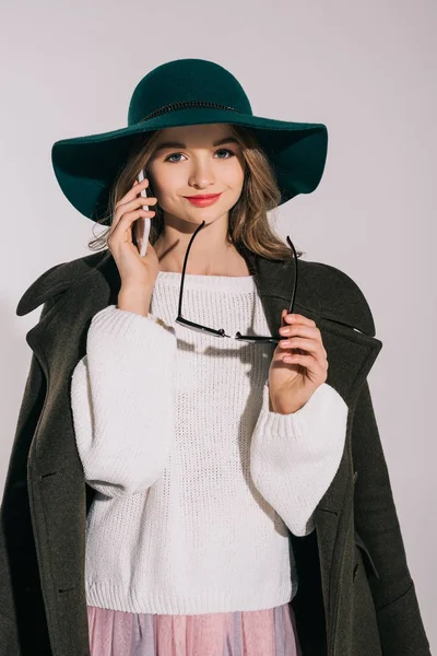 Menina adolescente elegante com smartphone — Fotografia de Stock