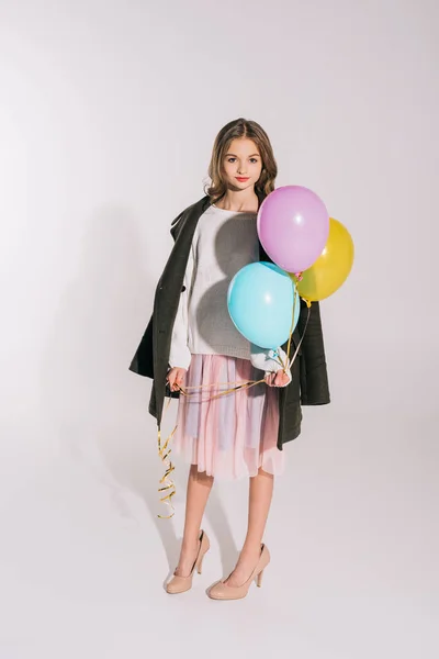 Adolescent élégant fille avec des ballons — Photo de stock