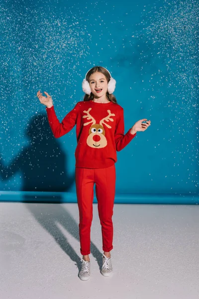 Adolescente en traje de invierno - foto de stock