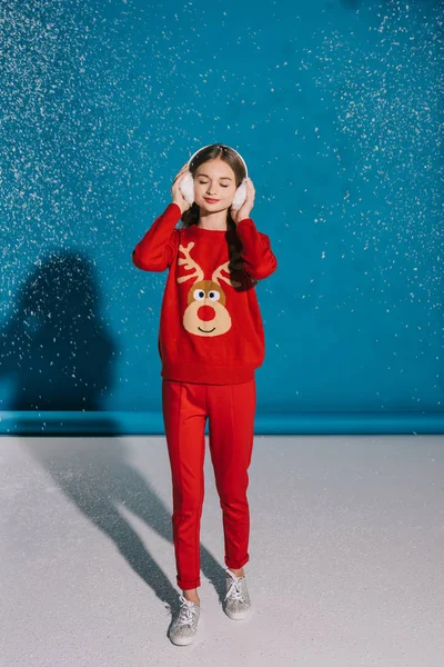Teenage girl in winter outfit — Stock Photo