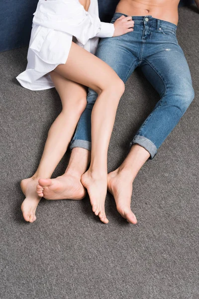 Casal relaxante no chão — Fotografia de Stock