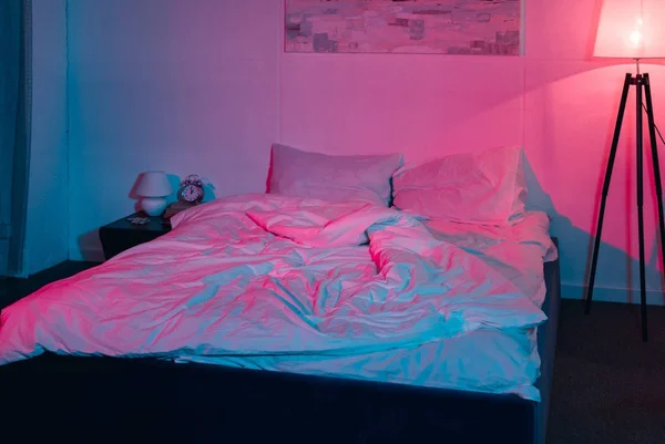 Camera da letto con luce rossa e blu — Foto stock