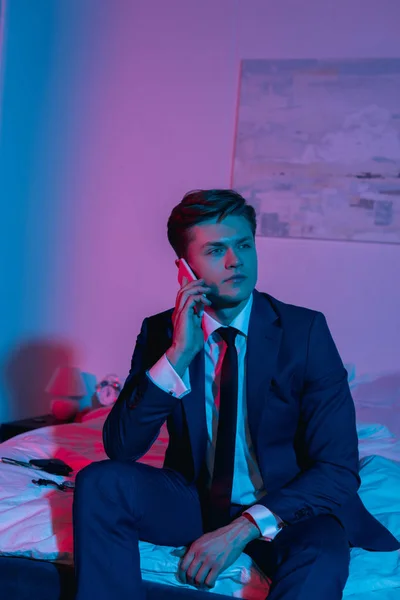Empresário falando por telefone — Stock Photo