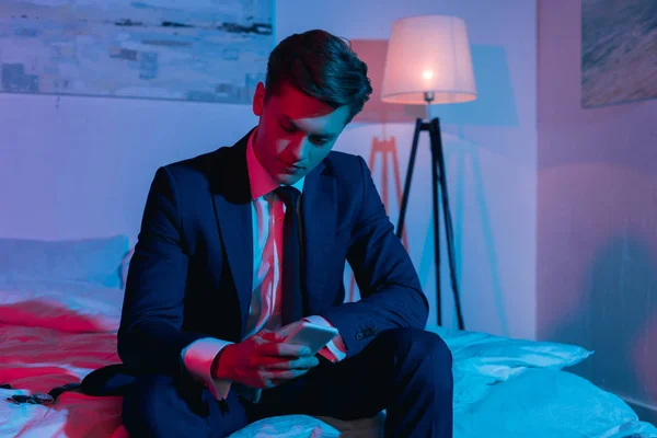 Homem de negócios usando smartphone — Stock Photo