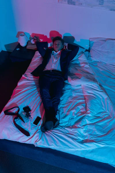 Homme d'affaires relaxant au lit — Photo de stock