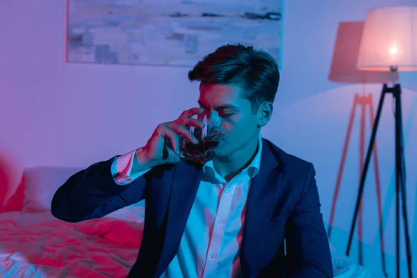 Businessman drinking whiskey — Stock Photo