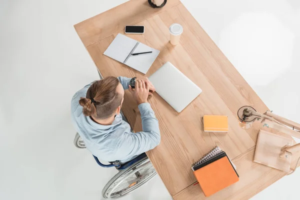 Hombre de negocios discapacitado mirando reloj - foto de stock