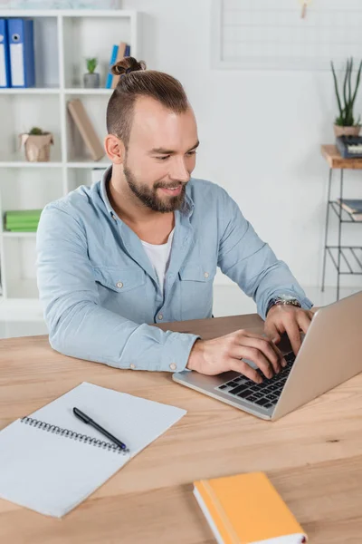 Uomo d'affari che lavora con il computer portatile — Foto stock