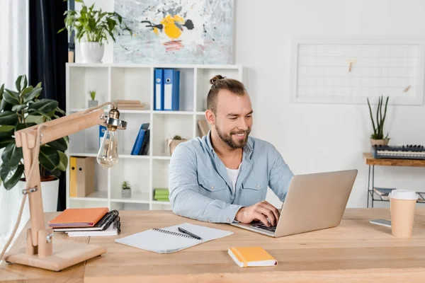 Homme d'affaires travaillant avec un ordinateur portable — Photo de stock