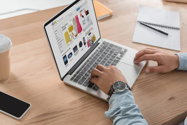 Man using laptop — Stock Photo