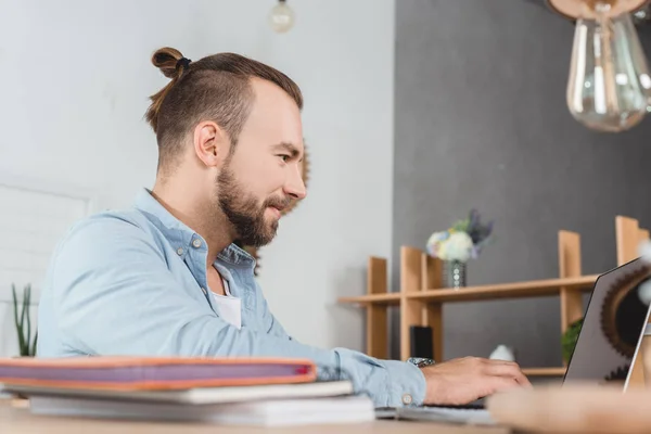 Man working with laptop — Stock Photo