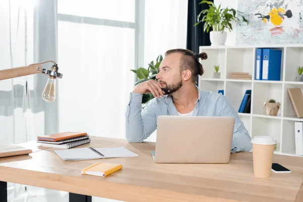 Homme avec ordinateur portable sur le lieu de travail — Photo de stock