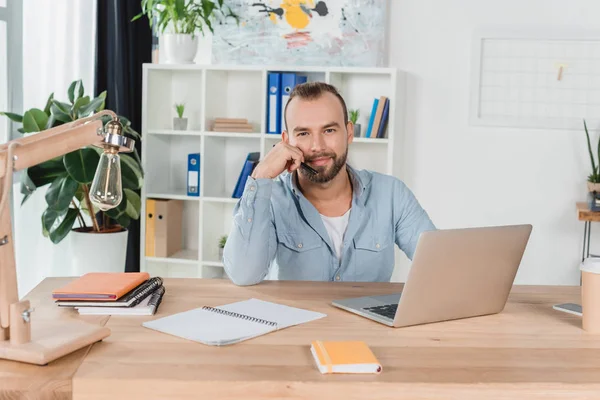 Uomo con laptop sul posto di lavoro — Foto stock