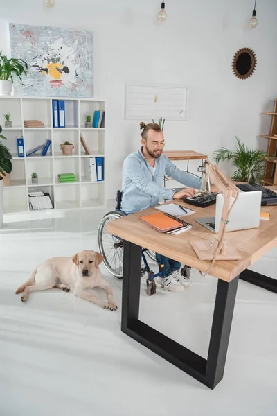 Músico com deficiência trabalhando com mpc pad — Fotografia de Stock