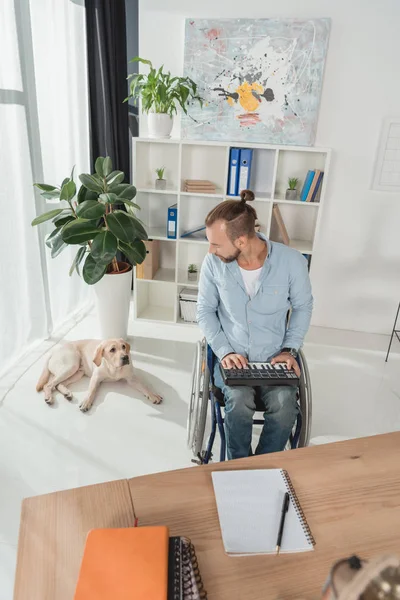 Behinderter Musiker arbeitet mit mpc-Pad — Stockfoto