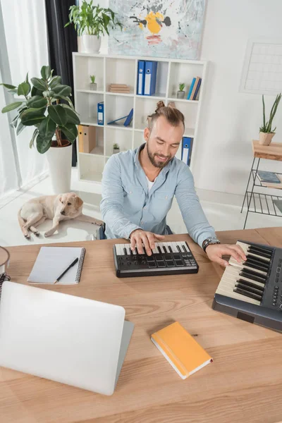 Produttore sonoro che lavora con mpc pad — Foto stock