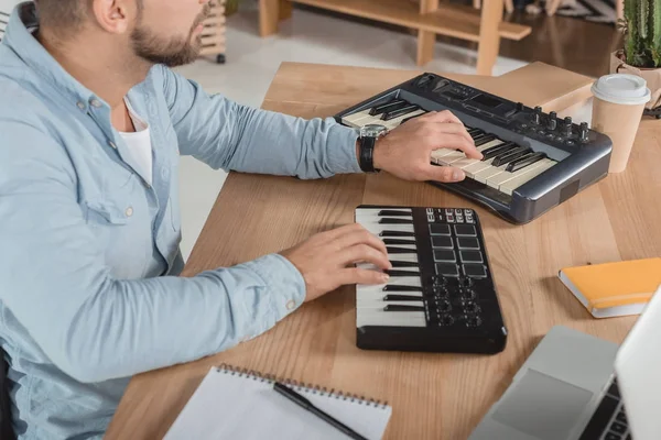 Produttore sonoro che lavora con mpc pad — Foto stock