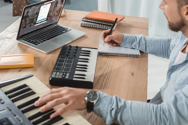 Produttore sonoro che lavora con mpc pad — Foto stock