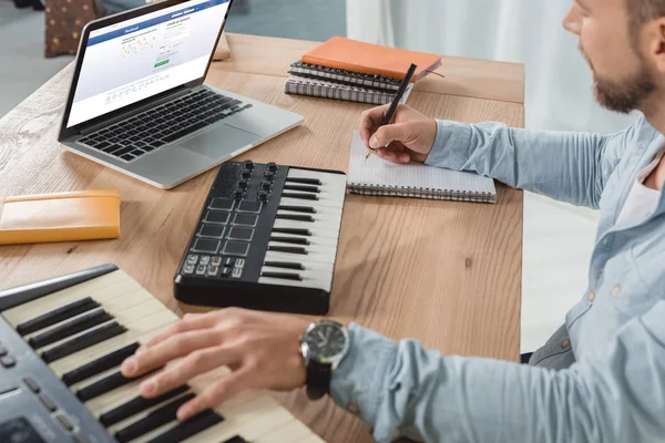 Produttore sonoro che lavora con mpc pad — Foto stock