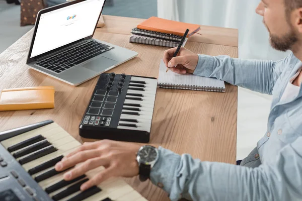 Productor de sonido que trabaja con almohadillas mpc - foto de stock