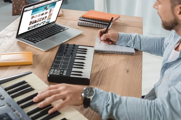 Робота з ГДК подушечки музикант — стокове фото