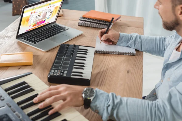 Produtor de som trabalhando com almofadas mpc — Fotografia de Stock