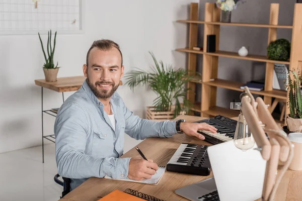 Produtor de som trabalhando com almofadas mpc — Fotografia de Stock