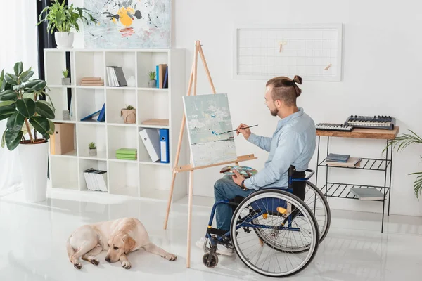 Hombre discapacitado pintura — Stock Photo