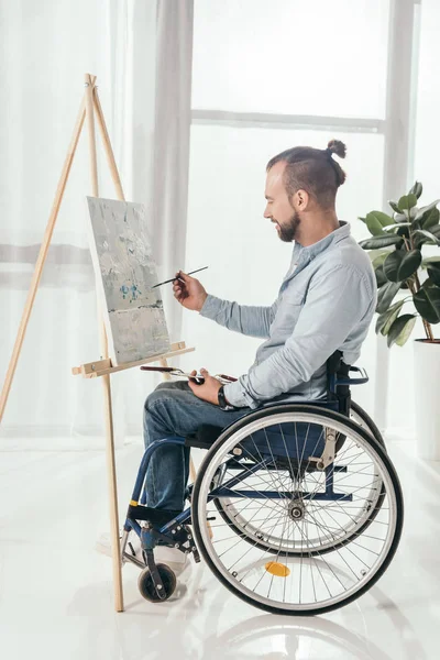 Disabili uomo pittura — Foto stock