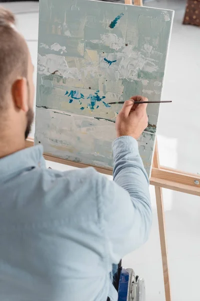 Man painting on canvas — Stock Photo