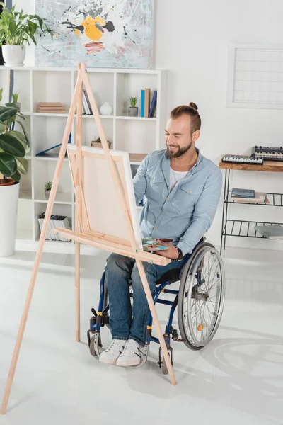Hombre discapacitado pintura - foto de stock