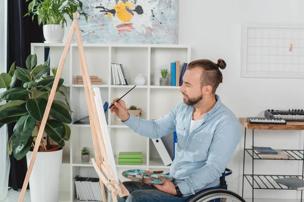 Disabili uomo pittura — Foto stock
