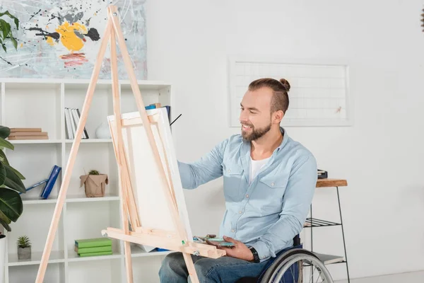 Hombre discapacitado pintura - foto de stock