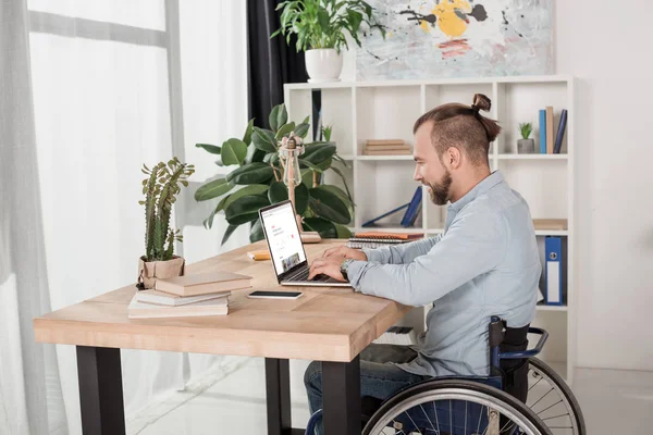 Homem com deficiência usando laptop — Fotografia de Stock