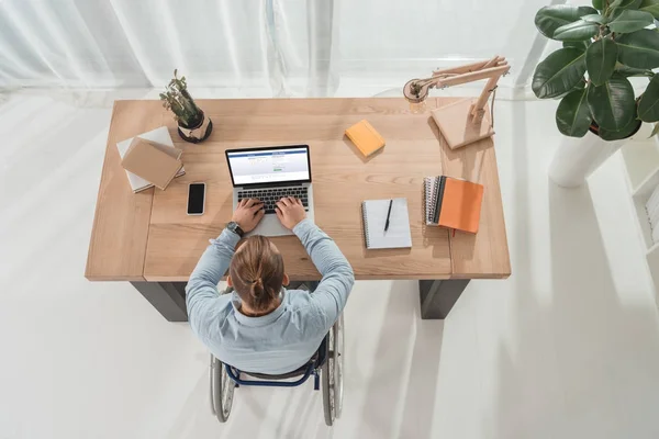 Homem com deficiência usando laptop — Fotografia de Stock