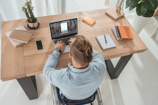 Homem com deficiência usando laptop — Fotografia de Stock