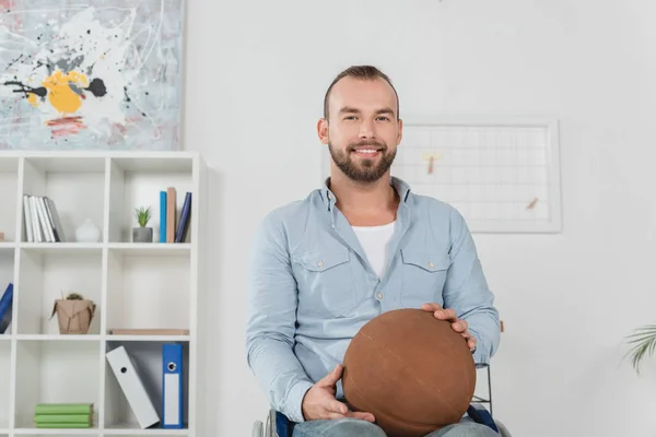 Hombre discapacitado con pelota de baloncesto - foto de stock