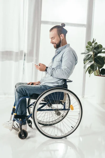 Hombre discapacitado escuchando música - foto de stock