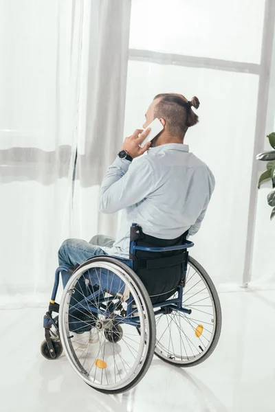 Hombre discapacitado hablando por teléfono - foto de stock