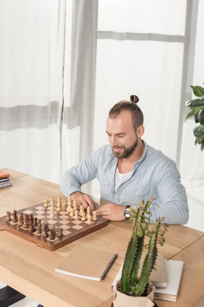 Homme jouant aux échecs avec lui-même — Photo de stock