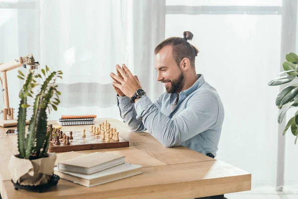 Homme jouant aux échecs avec lui-même — Photo de stock