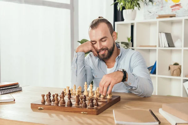 Человек играет в шахматы сам с собой — стоковое фото